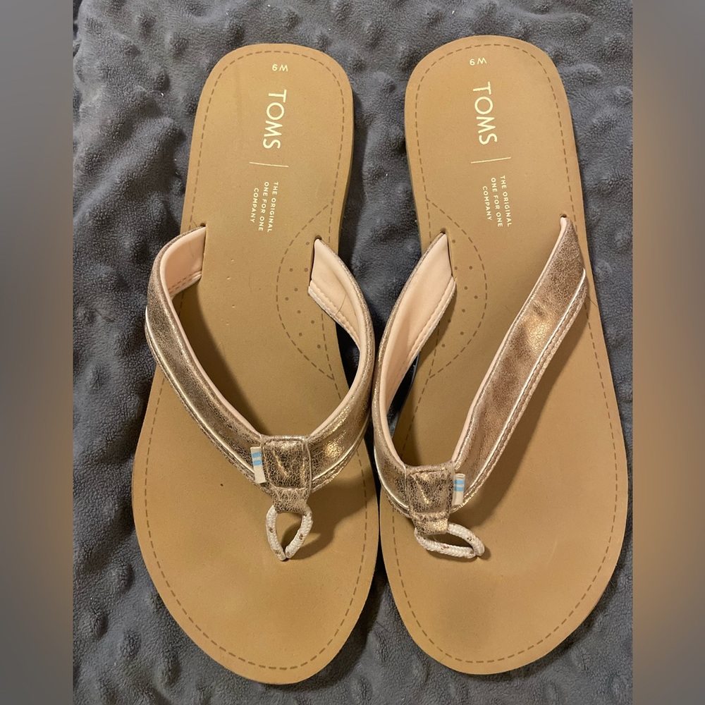 Gently worn Gold(pink undertone) metallic flip flops… great for the beach